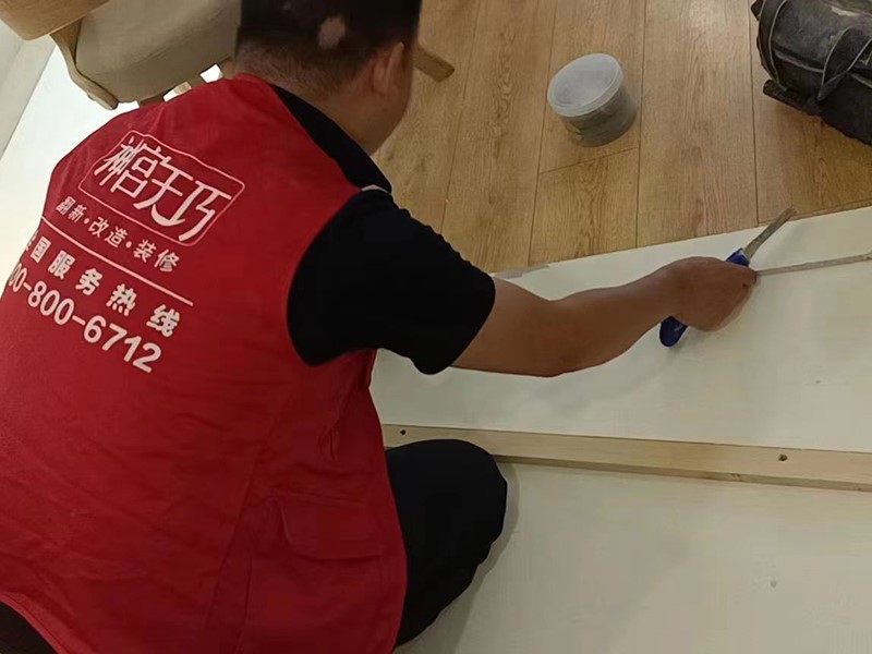 木地板翻新多少錢一平米？看完后，網(wǎng)友直呼：家里翻新地板后悔了(圖1)