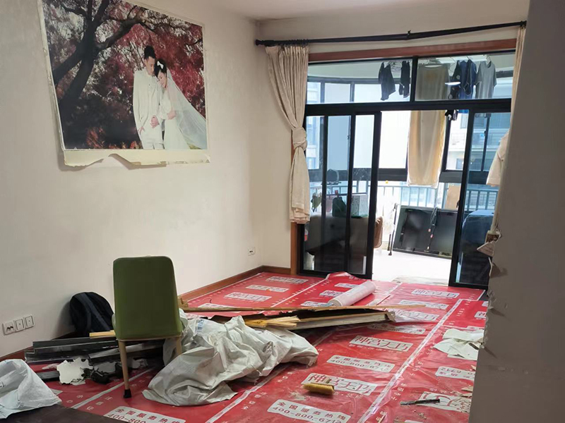 舊房客廳臥室與陽臺(tái)能打通嗎？看完再裝修不遲(圖1)